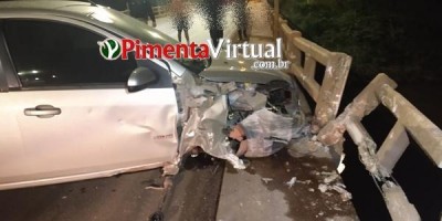 Motorista perde o controle da direção em ponte e por pouco carro não cai dentro do rio, em Pimenta Bueno