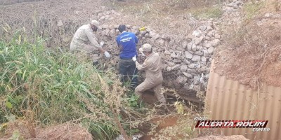 Homem é socorrido pelos bombeiros após cair com moto dentro de bueiro, em Rolim de Moura - Vídeo
