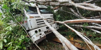 Empresário morre após caminhão cair em ribanceira na BR-364