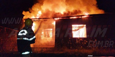  Bombeiros combatem incêndio em residência no Bairro Centenário, em Rolim de Moura – Veja o vídeo 