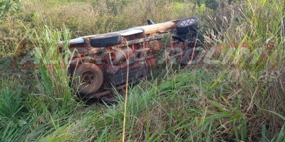 Para não atropelar motociclista que estava caído na pista, condutor de caminhonete efetua manobra e acaba tombando veículo na RO-010, em Rolim de Moura – Veja o vídeo 