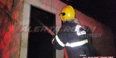  Incêndio atinge residência no Jatobá II durante a madrugada, em Rolim de Moura - Vídeo 