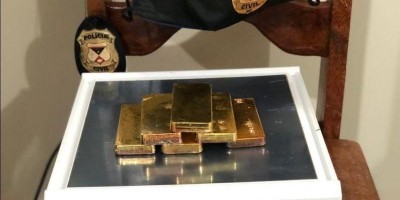 Homem é preso transportando barras de ouro