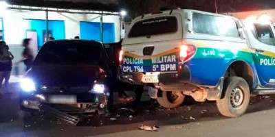 Após sair de bar homem colide carro em viatura da PM 