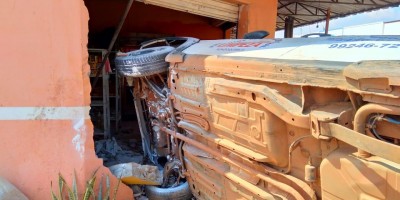 Motorista perde controle de veículo, atinge motos estacionadas e invade comércio, em Guajará-Mirim - Vídeo