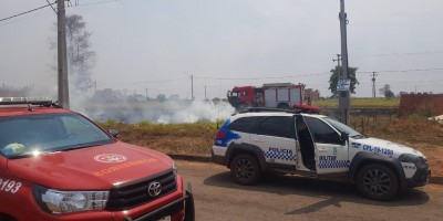Homem é autuado pela PM após atear fogo em terreno e incêndio se propagar no loteamento Buritis, em Rolim de Moura