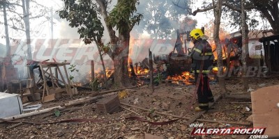 URGENTE - Casa em madeira é destruída por incêndio no Bairro Centenário, em Rolim de Moura 