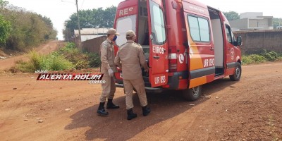 Motociclista é socorrido pelos bombeiros após colisão com caminhonete nesta manhã de sábado, em Rolim de Moura 
