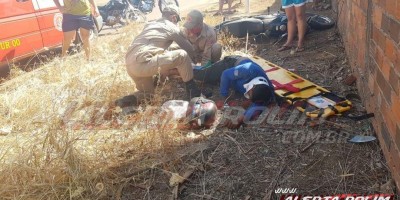 Motociclista sofre fratura exposta em uma das pernas após passar por quebra-molas e sofrer queda, em Rolim de Moura - Vídeo