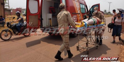 Mulher sofre fratura durante acidente de trânsito entre duas motos na Rua Parnaíba, em Rolim de Moura 