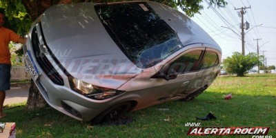 Após colisão, carro fica suspenso em árvore do canteiro central, em Rolim de Moura 