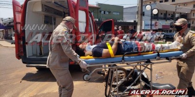 Motociclista sofre fratura exposta na perna após colidir em lateral de caminhonete, em Rolim de Moura 