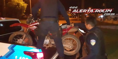 Após acompanhamento tático, Polícia Militar recupera moto com restrição de roubo/furto, em Rolim de Moura 