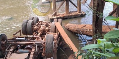 Caminhão cai na ponte da ponte da Milene, em Alta Floresta 