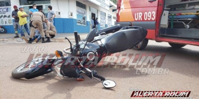 Motociclista é socorrido com suspeita de fratura no braço após colisão com carro no Centro de Rolim de Moura 