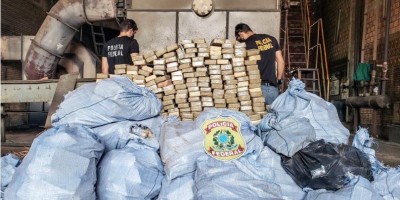 PF incinera uma tonelada de pasta base de cocaína apreendida em caminhonete