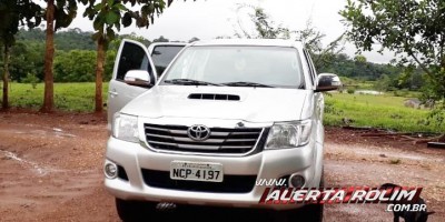 Família de Colorado do Oeste é mantida refém por bandidos em Porto Velho e criminosos fogem levando uma caminhonete Hilux  