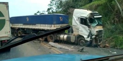  Caminhões se chocam na BR-364, entre Jaru e Ariquemes