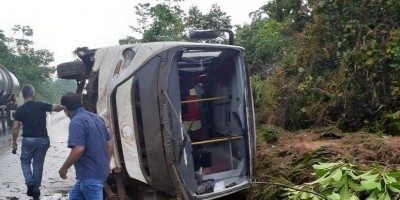 Ônibus da Secretaria de Saúde de Urupá tomba na BR-364 - Vídeo