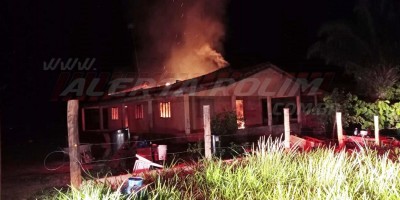 Casa é tomada por incêndio na linha 200 na noite de quinta-feira, em Rolim de Moura 