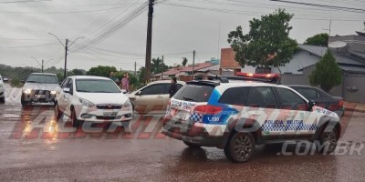 Colisão entre três automóveis é registrada nesta manhã de quarta-feira, em Rolim de Moura