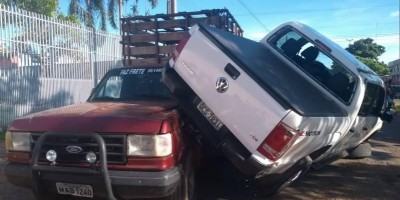 Picape “monta” em outra após acidente inusitado em Vilhena