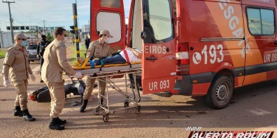 Mulher é socorrida após ser atingida por carro no Centro de Rolim de Moura 
