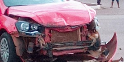 Colisão entre dois carros é registrada no Centro de Rolim de Moura