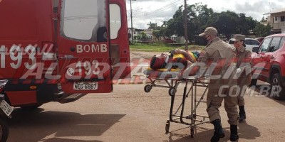 Motociclista é socorrido pelo Corpo de Bombeiros após se chocar contra lateral de caminhonete, em Rolim de Moura