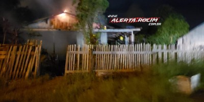 Bombeiros agem rápido e evitam que casa em madeira fosse destruída por incêndio, em Rolim de Moura