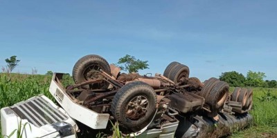 Caminhão tanque tomba na BR-364, em RO