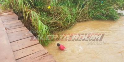 Motociclista cai dentro do Rio Anta e bombeiros militares são acionados para retirarem o veículo, em Rolim de Moura – Vídeo 