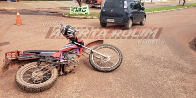 Colisão entre carro e moto deixa um ferido no Bairro Boa Esperança em Rolim de Moura