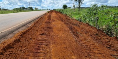 DER realiza limpeza da margem da RO-479 para iniciar construção da ciclovia em Rolim de Moura 