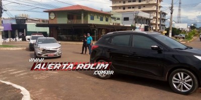 Táxi colide em veiculo de passeio nesta tarde de sábado em Rolim de Moura