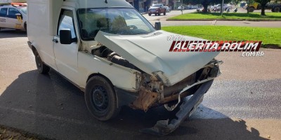 Veículo da câmara municipal é atingido por Fiorino no Centro de Rolim de Moura