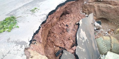 UTILIDADE PÚBLICA - Rodovia 383 está com metade da pista comprometida no trecho que interliga Rolim de Moura a Santa Luzia d' Oeste