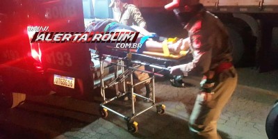 Mulher é socorrida após bater moto em traseira de carreta estacionada em Rolim de Moura