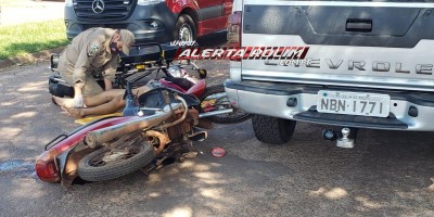 Mulher bate moto em caminhonete estacionada nesta tarde de terça-feira em Rolim de Moura