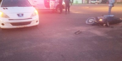 Condutora inabilitada fica ferida após ser atingida por carro no Centro de Rolim de Moura