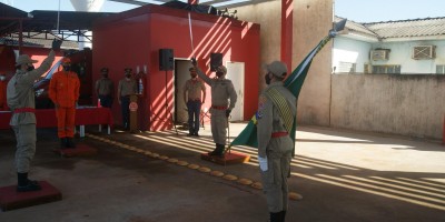 Formatura militar marca a passagem de comando dos bombeiros de Rolim de Moura