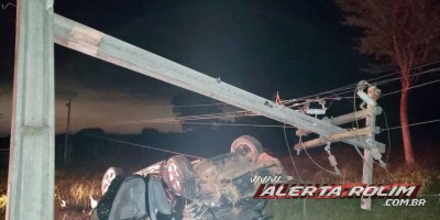Passageira é socorrida com suspeita de fratura na coluna após grave acidente Rolim de Moura; ela ficou presa entre as ferragens após carro bater em poste e capotar 