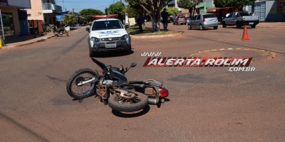 Condutor de moto fica ferido ao atingir carro nesta manhã no bairro Planalto em Rolim de Moura