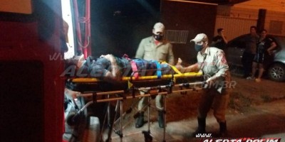 Motociclista é socorrido pelo Corpo de Bombeiros, após perder controle de motocicleta e invadir canteiro no bairro Centro