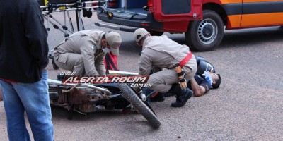 Colisão entre carro e moto resulta em dois feridos no Centro de Rolim de Moura