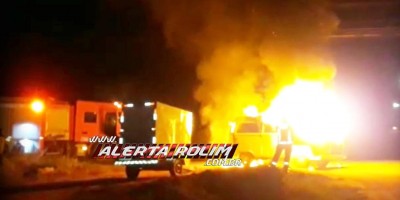 Kombi pega fogo enquanto motorista transitava pelo bairro Olímpico em Rolim de Moura - Vídeo