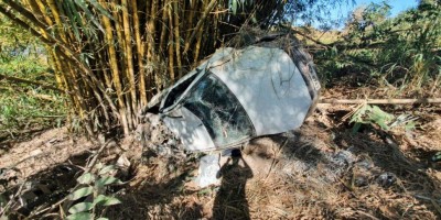 Capotamento na curva dos noivos deixa Fiat Strada totalmente destruído
