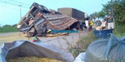 Carreta tomba e populares saqueiam carga em Porto Velho