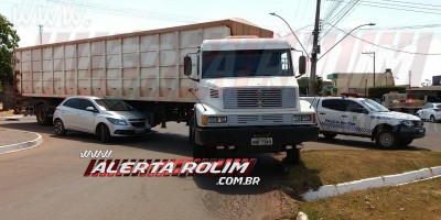 Carro e carreta colidem no cruzamento da Norte Sul com Curitiba em Rolim de Moura