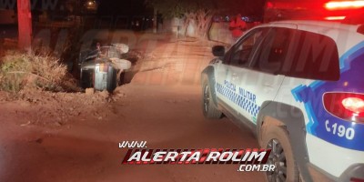 Dirigindo embriagado, motorista perde o controle da direção e cai com carro em valeta em Rolim de Moura